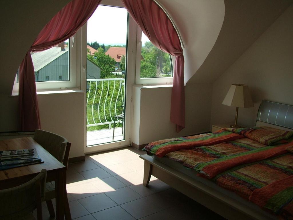 Hotel Zoldhaz Bio Panzio Gyenesdiás Zimmer foto