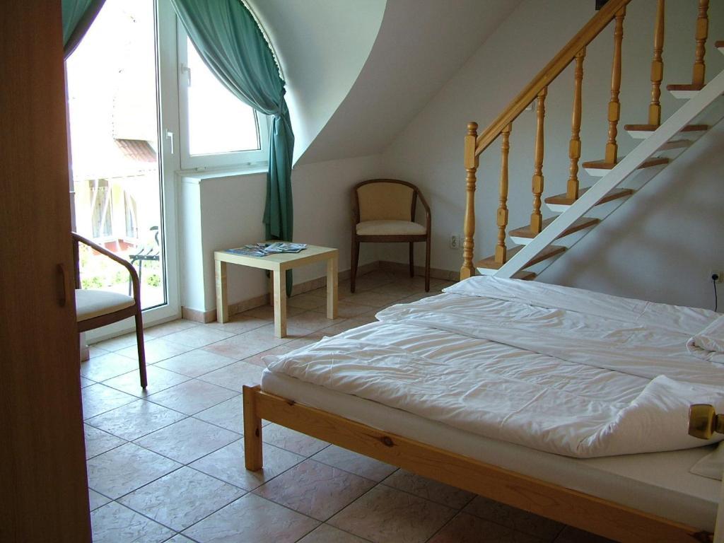 Hotel Zoldhaz Bio Panzio Gyenesdiás Zimmer foto